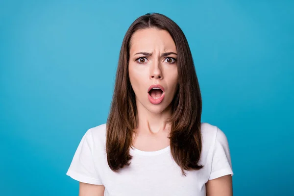 Closeup foto de atraente muito chocado senhora boca aberta mau humor olhar câmera sem palavras ouvir terrível horrível notícia desgaste casual branco t-shirt isolado azul cor de fundo — Fotografia de Stock