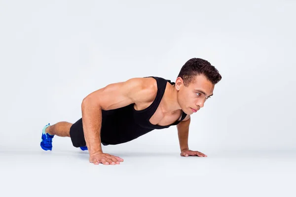 Retrato de su agradable contenido atractivo deportivo fuerte macho dedicado chico haciendo ejercicio push-ups motivación objetivo aislado sobre fondo de color pastel gris claro — Foto de Stock