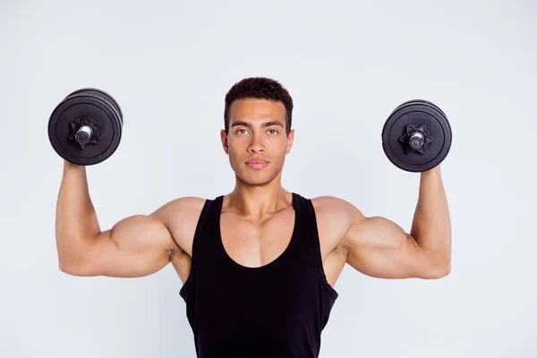 그의 매력적 이고 매력적 인 근육 운동 완벽 한 남성의 클로즈업 사진 운동을 하고 있는 회색 파스텔 색 배경 위에 격리 된 체중 덤벨을 들고 있는 — 스톡 사진