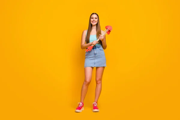 Foto retrato de bastante alegre alegre agradable atractiva hermosa adolescente sosteniendo pila de flechas en las manos aisladas sobre fondo amarillo de color vivo — Foto de Stock