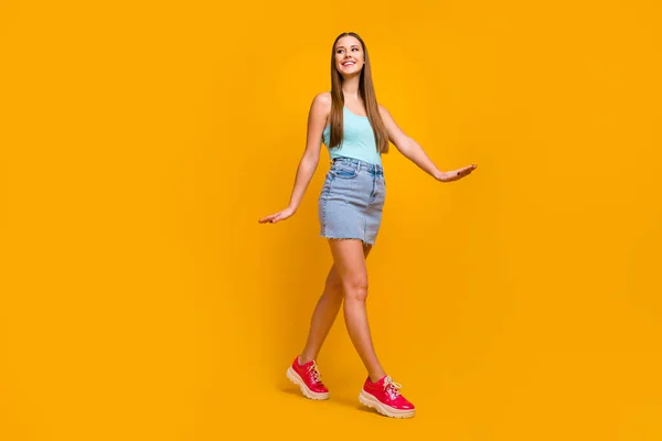 Comprimento total tamanho do corpo vista dela ela agradável-olhando atraente linda alegre alegre menina de cabelos lisos vai desfrutar de verão isolado sobre brilhante brilho vívido cor amarela vibrante fundo — Fotografia de Stock