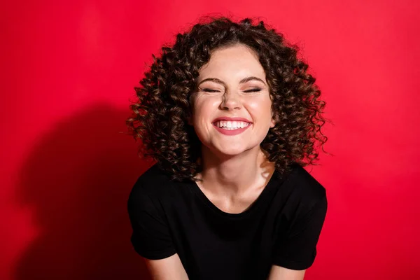 Retrato de cerca de encantadora alegre alegre chica de pelo ondulado riendo dientes sonrientes aislados sobre fondo de color rojo brillante — Foto de Stock