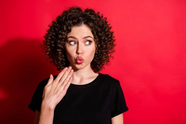 Primer plano retrato de encantadora tímida coqueta ondulada chica de pelo puchero labios mirando a un lado espacio de copia aislado sobre fondo de color rojo brillante —  Fotos de Stock