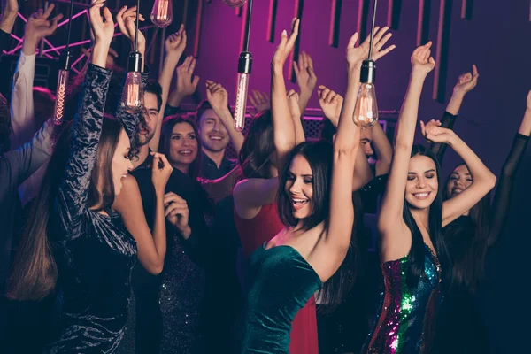 Foto de jóvenes juntos bailando en la pista de baile manteniendo las manos arriba riendo relajándose celebrando el baile en la fiesta juntos — Foto de Stock