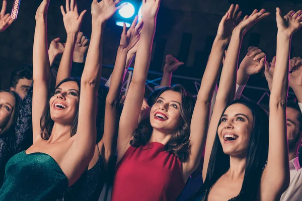 Lage hoek foto van meisjes rusten dansen vieren bal op feest in nachtclub dansen samen handen over het hoofd glimlachen — Stockfoto