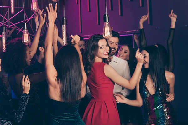 Foto de una chica vestida de rojo pintalabios pasando tiempo juntos en el club nocturno con luces de neón compañía de amigos celebrando baile de graduación sonriendo — Foto de Stock