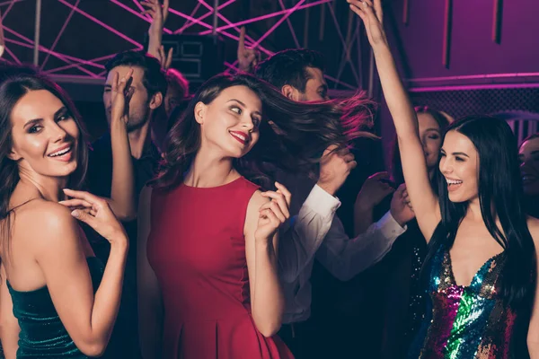 Foto de meninas vestindo roupas elegantes festivas celebrando o baile juntos na festa no clube dançando relaxante na pista de dança — Fotografia de Stock