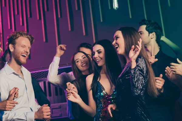 Foto de la compañía celebrando la fiesta corporativa de año nuevo juntos en el club nocturno con luces de neón bailando disfrutando de la música — Foto de Stock