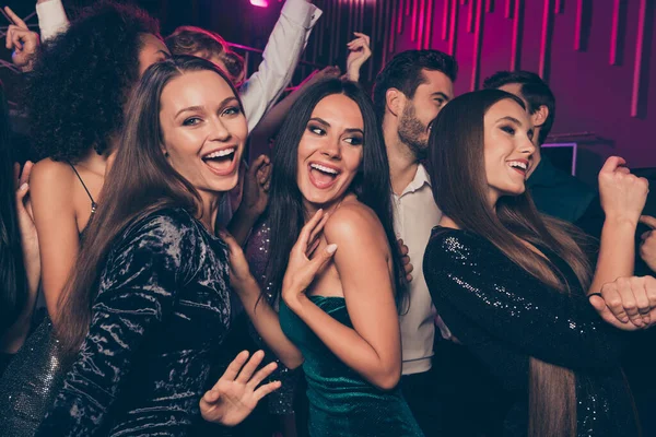 Foto de risitas alegres hermosas chicas felices vistiendo vestido de moda bailando en la fiesta en el club nocturno juntos celebrando año nuevo con amigos —  Fotos de Stock