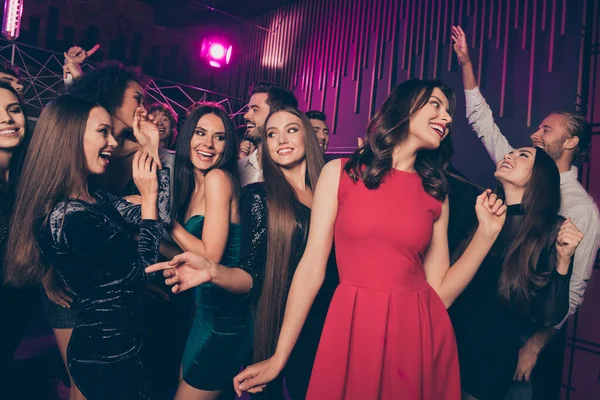 Foto de amigos companhia celebrando o ano novo festa corporativa em boate brincando rindo dançando juntos em roupas elegantes de luxo — Fotografia de Stock
