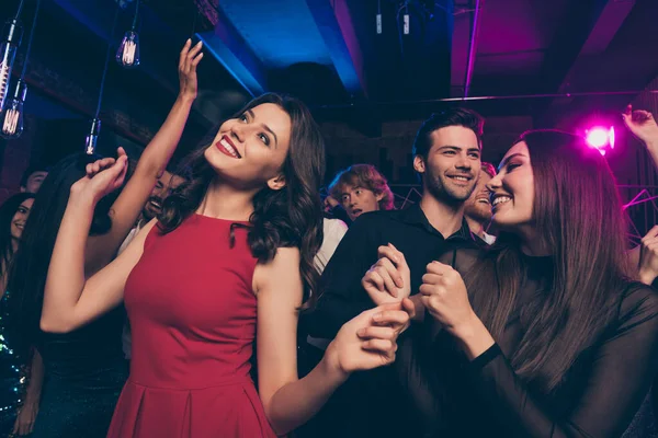 Foto retrato de pessoas dançando na festa de baile de luxo juntos na boate moderna — Fotografia de Stock