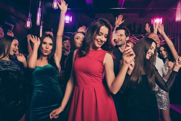 Foto retrato de pessoas na moda animado dançando juntos na festa de formatura ouvir música em voz alta — Fotografia de Stock