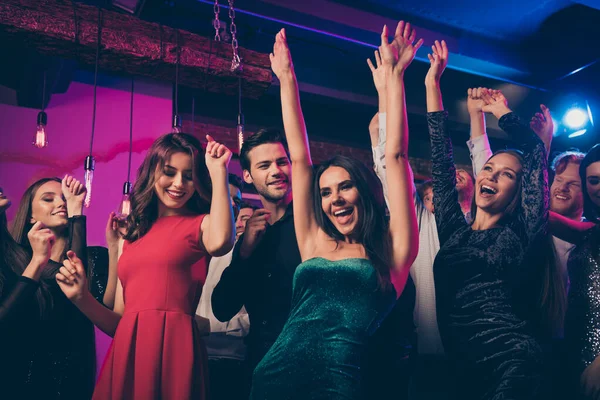 Zdjęcie portret podekscytowanych dziewcząt krzyczących taniec razem z facetami podnoszącymi ręce do góry czuje się świetnie — Zdjęcie stockowe