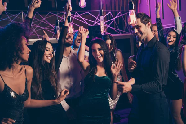 Фотопортрет милой пары, танцующей вместе в ночном клубе со многими людьми, поздравляющими именинницу — стоковое фото