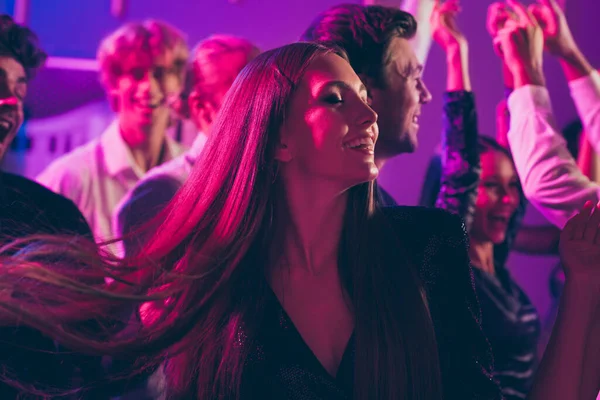 Фотопортрет красивої жінки з довгим волоссям танцює в нічному клубі на неонових вогнях — стокове фото