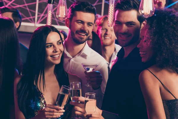 Foto retrato de pessoas atraentes bebendo champanhe juntos na discoteca falando segurando bebida saborosa — Fotografia de Stock