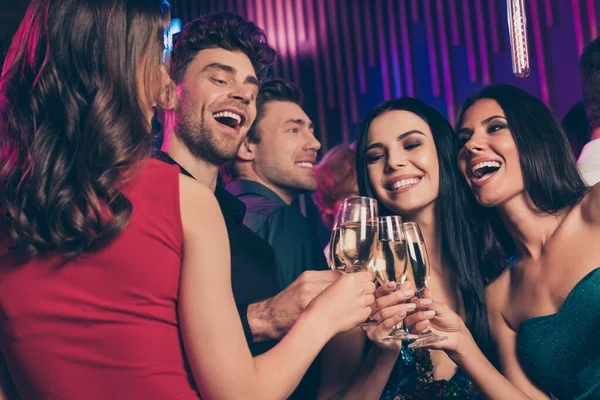 Фотопортрет веселых смеющихся людей, пьющих шампанское вместе, звонящих в стаканы, составляющие мечты — стоковое фото