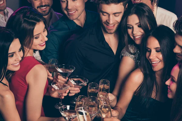 Portrait photo de groupe de personnes cliquetis verres à champagne avoir du plaisir ensemble — Photo
