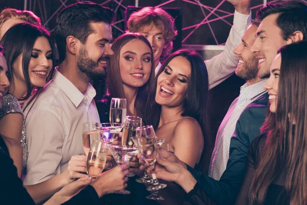 Foto retrato de pessoas animadas alegres batendo taças de champanhe rindo juntos — Fotografia de Stock