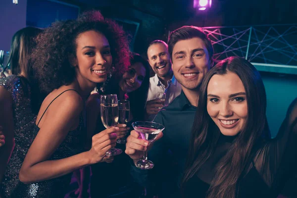 Foto retrato de una chica tomando selfie con amigos en la fiesta bebiendo juntos cócteles de champán —  Fotos de Stock