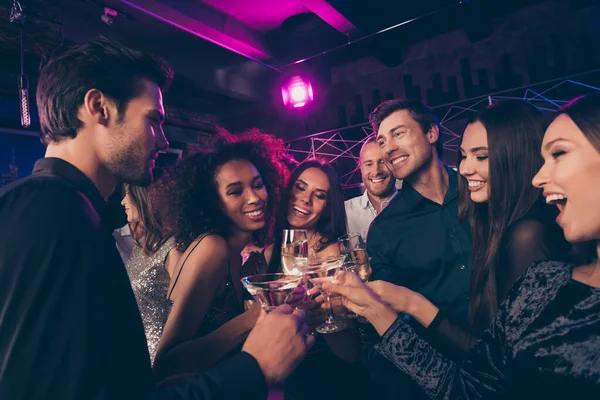 Photo portrait of guys and girls together clinking champagne and cocktail glasses at prom party — Stock Photo, Image