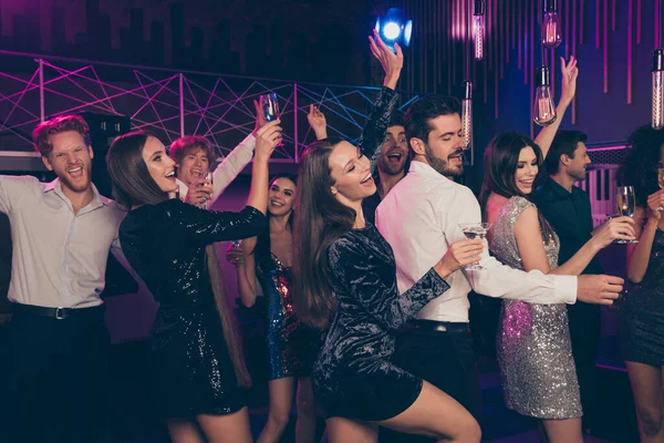 Foto retrato de estudantes selvagens bebendo dançando juntos na festa chique desfrutando de coquetéis — Fotografia de Stock