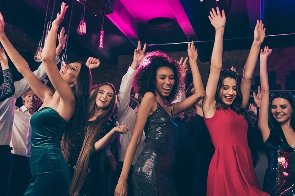 Foto retrato de la multitud salvaje bailando junto con las manos en el aire en el club nocturno con hermosos vestidos formales —  Fotos de Stock