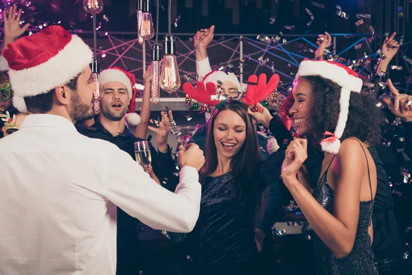 Foto retrato de personas alegres juntos bebiendo alcohol celebrando el año nuevo con confeti —  Fotos de Stock