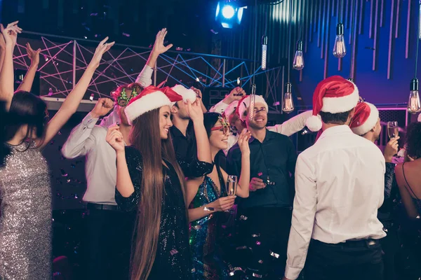 새해 복을 입고 나이트 클럽에서 춤을 추고 있는 정신나간 젊은이들의 사진 — 스톡 사진