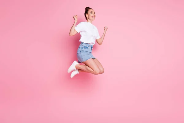 ¿Sí? Foto de perfil de tamaño completo de la señora loca funky moño bonito celebrar las vacaciones de verano a partir de saltar alto vuelo desgaste camiseta blanca mini falda calzado aislado color rosa fondo — Foto de Stock