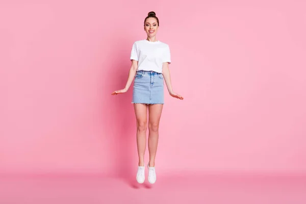 魅力的な女性のフルサイズの写真かなりパン夏休み良い気分ジャンプ高喜び飛行夢のような着用白tシャツミニスカート靴隔離されたピンク色の背景 — ストック写真
