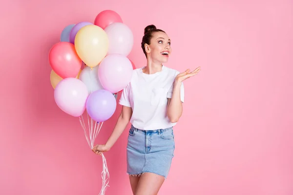Fotografie atraktivní hezká okouzlující dáma hezká houska letní dovolená držet mnoho vzduchové balónky narozeninové oslavy vypadat prázdný prostor nosit bílé tričko mini sukně izolované růžové barvy pozadí — Stock fotografie