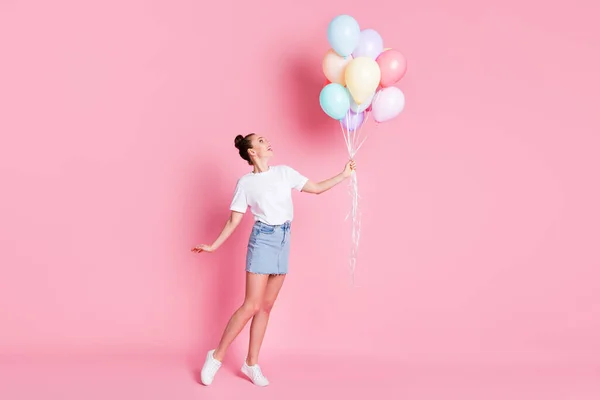 Foto de longitud completa de atractiva señora bonita moño vacaciones de verano buen humor celebrar muchos globos de aire celebración usar camiseta blanca mini falda zapatos aislados de color rosa fondo — Foto de Stock