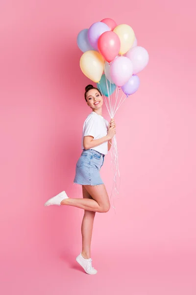 Pleine longueur profil vue verticale photo de belle dame jolie chignon vacances d'été bonne humeur tenir de nombreux ballons d'air porter blanc t-shirt mini jupe chaussures isolé couleur rose fond — Photo