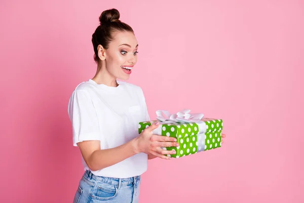Tourné photo de fille positive étonnée obtenir incroyable grand vert pointillé boîte cadeau impressionné porter tenue bon look isolé sur fond de couleur pastel — Photo