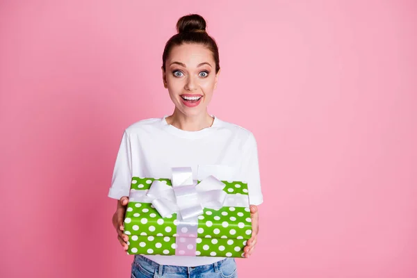 Foto de chica asombrada impresionada gran caja de regalo punteada verde recibe ropa de buena apariencia aislada sobre fondo de color rosa —  Fotos de Stock