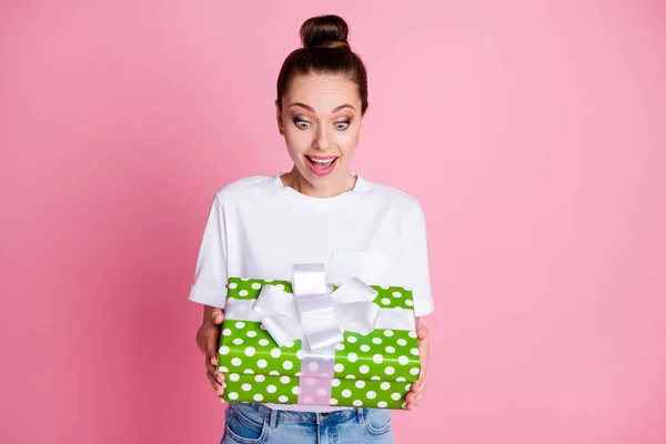 Foto av förvånad galen positiv flicka imponerad stor girighet prickade presentförpackning bära bra utseende kläder isolerade över rosa färg bakgrund — Stockfoto