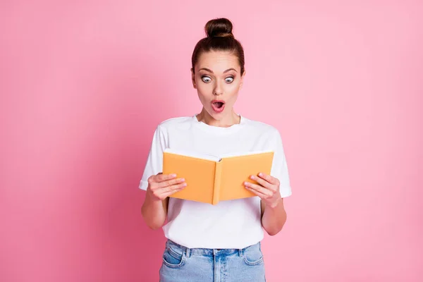 Fotografie užaslé dívky číst knihu dojem poezie nosit dobrý vzhled oblečení izolované přes růžové barvy pozadí — Stock fotografie