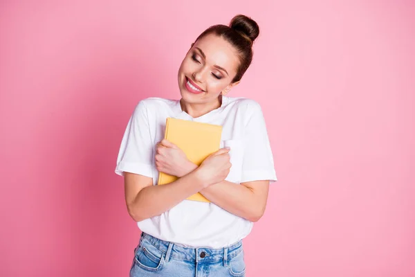 Foto veselé dívky objetí objetí oblíbené knihy těšit nosit styl stylové módní oblečení izolované přes pastelové barvy pozadí — Stock fotografie