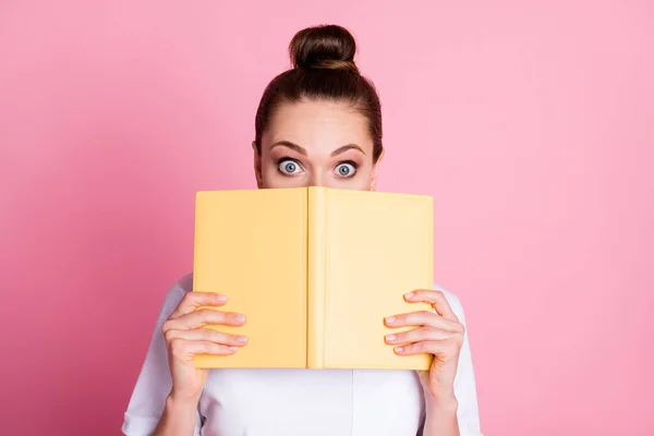 Fotografie užaslé dívky číst knihu román dojem close cover rty tvář nosit dobrý vzhled oblečení izolované přes růžové barvy pozadí — Stock fotografie