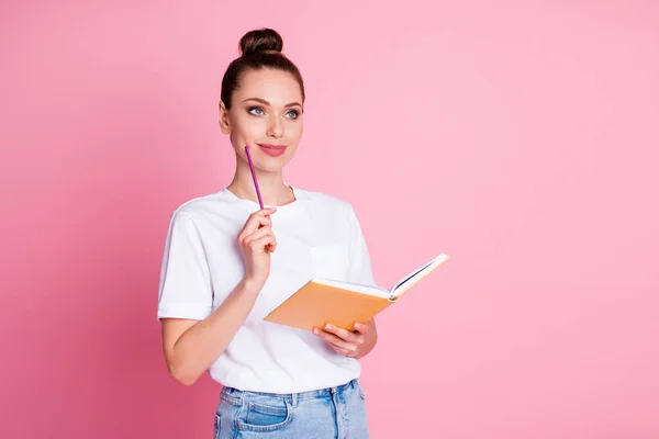 Foto di mentalità ragazza curiosa scrivere copybook tocco mento matita guardare copyspace pensare pensieri indossare eleganti vestiti bianchi alla moda isolato su sfondo di colore pastello — Foto Stock