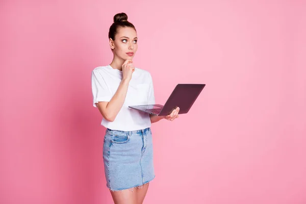 Foto av kreativ smart koncentrerad flicka arbete fjärranvändning laptop tänka tankar projekt beröring haka fingrar ser copyspace bära vit t-shirt isolerad över pastell färg bakgrund — Stockfoto