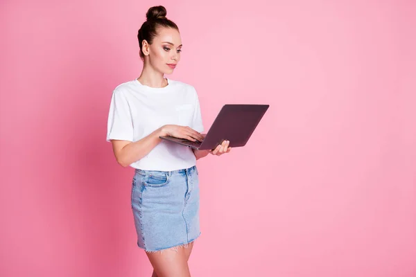 Foto di focalizzata ragazza lavoro uso remoto laptop ricerca sito web usura stile elegante vestiti alla moda isolato su sfondo di colore pastello — Foto Stock