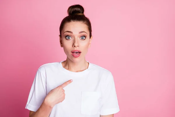 Portrét užaslé dívky bod sama ukazováček dojem otevřených úst nosit dobrý vzhled oblečení izolované přes růžové barvy pozadí — Stock fotografie