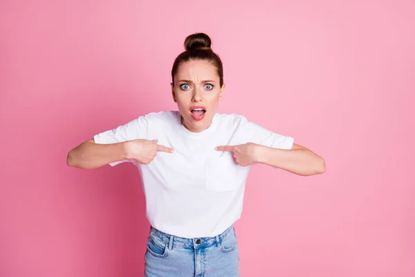 Retrato de chica frustrada asombrada escuchar horrible información increíble apuntar a sí misma dedo índice impresionado desgaste buena ropa de aspecto aislado sobre fondo de color pastel — Foto de Stock