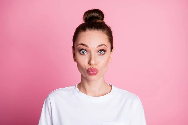 Portré funky lány küld vicces levegő csók barátja viselni alkalmi stílusú ruhát elszigetelt felett pasztell szín háttér — Stock Fotó