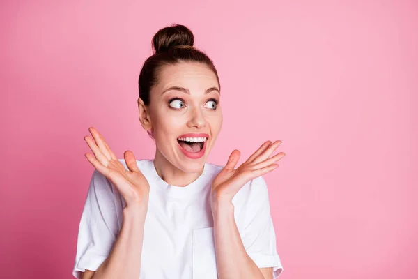 Primeros planos foto de funky señora loca agradable divertido moño vacaciones de verano buen humor boca abierta lleno de alegría buenas noticias mirada lado desgaste casual camiseta blanca aislado pastel color rosa fondo — Foto de Stock