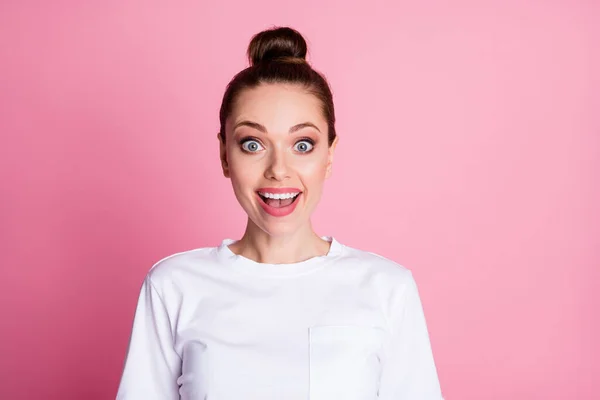 Foto de funky encantador agradável louco senhora engraçado bonito bun verão férias bom humor boca aberta alegrou-se boa notícia desgaste casual branco t-shirt isolado pastel cor-de-rosa fundo — Fotografia de Stock