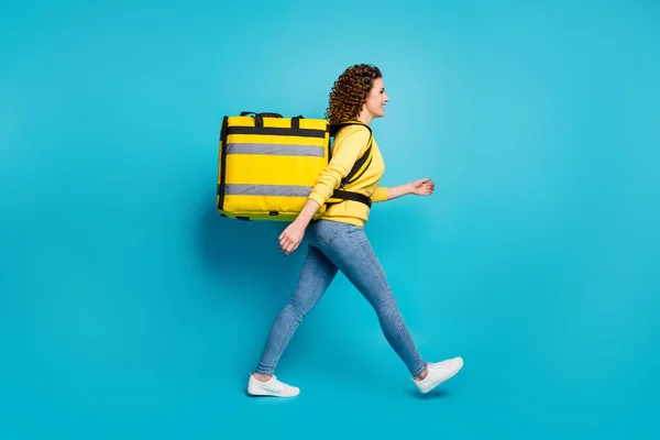 Perfil lado comprimento total corpo tamanho vista dela ela agradável atraente alegre menina de cabelos ondulados andando transportando bagagem refeição café isolado sobre brilhante brilho vívido vibrante azul cor de fundo — Fotografia de Stock