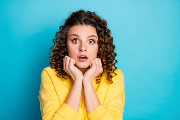 Primer plano retrato de ella ella bonita atractiva encantadora bastante preocupada insegura asustada novia de pelo ondulado mirando fijamente los ojos aislados sobre brillante brillo vivo vibrante color azul fondo —  Fotos de Stock